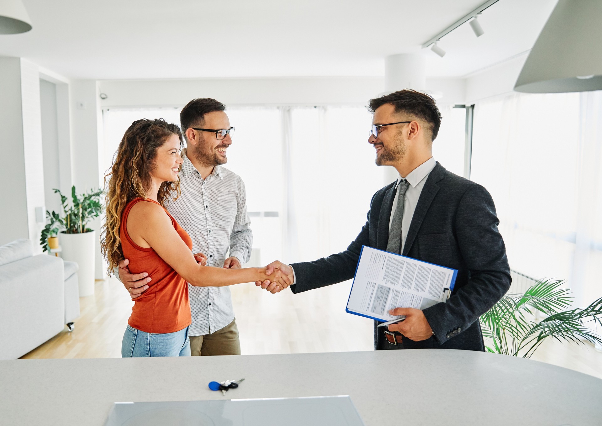 pareja hombre trato mujer contrato agente de negocios acuerdo consultor de inversión inmobiliaria documento de reunión claves