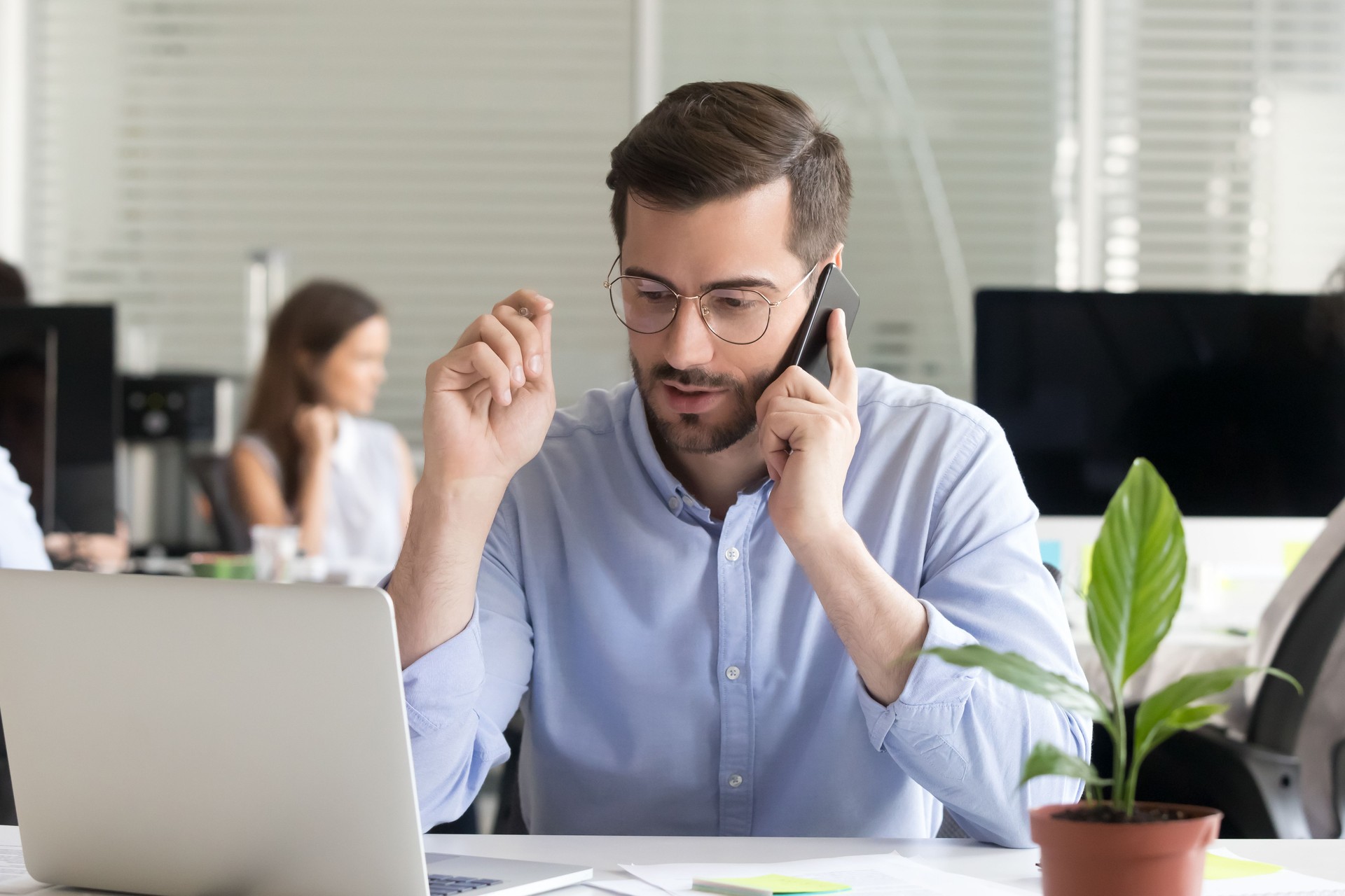 Gerente de ventas cliente consultoría hablando por teléfono en la oficina Gerente de ventas cliente consultoría hablando por teléfono en la oficina